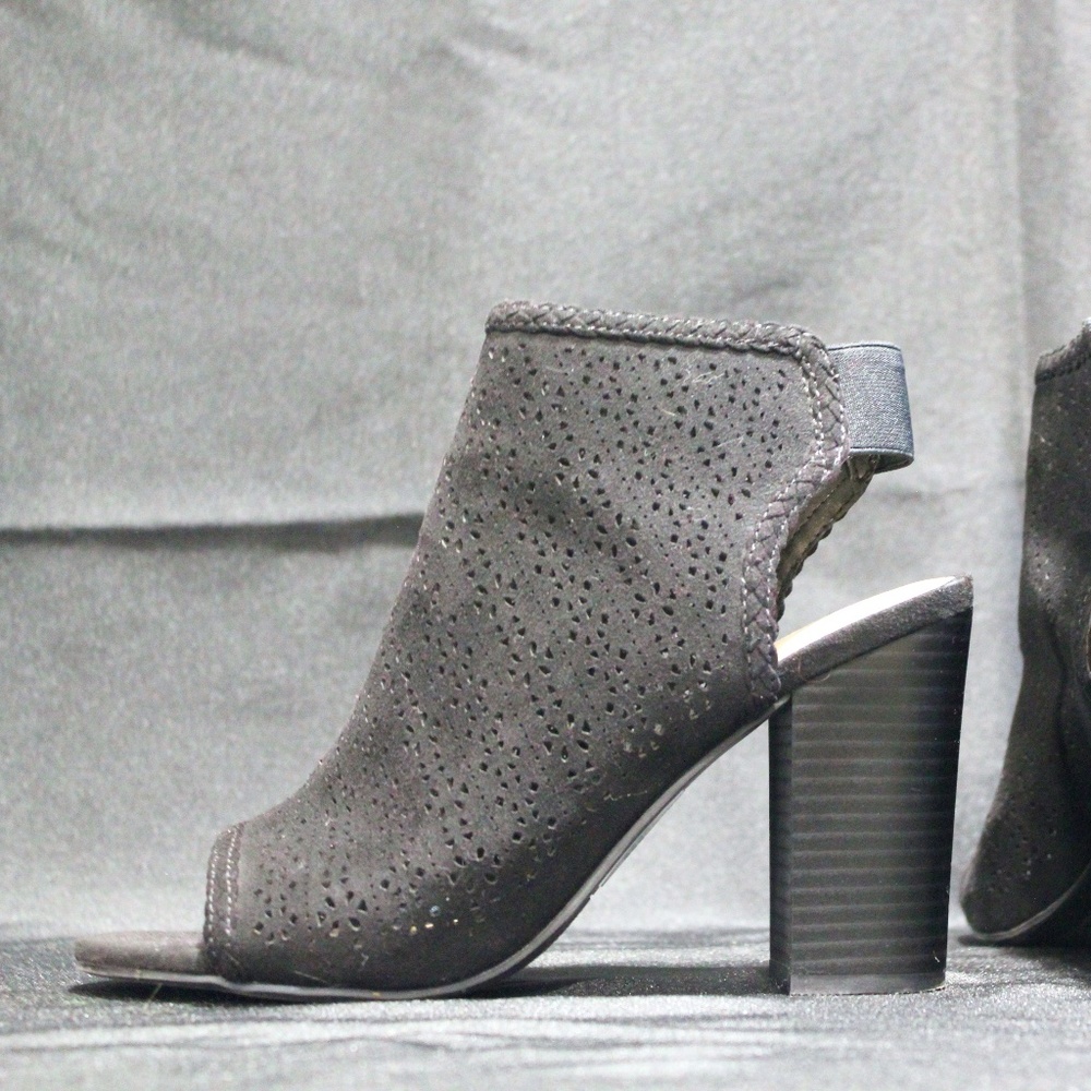 CHUNK HEEL CUT OUT PEEP TOE SUMMER PUMPS
